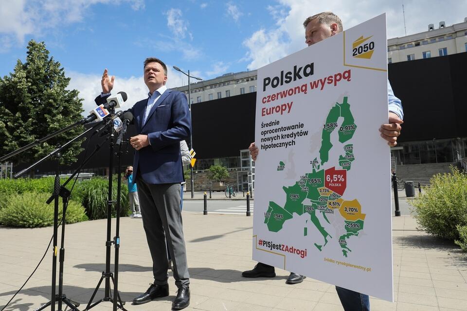 Lider Ruchu Polska 2050 Szymon Hołownia na konferencji prasowej przed siedzibą NBP / autor: PAP/Paweł Supernak