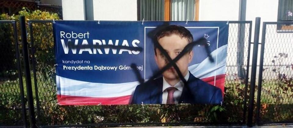 Zniszczony plakat wyborczy w Dąbrowie Górniczej / autor: Facebook