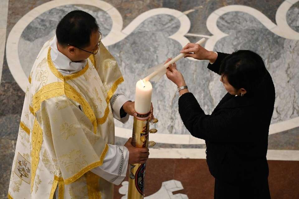 W Noc Zmartwychwstania katechumeni w różnych stronach świata przyjmowali chrzest. Na zdjęciu: uroczystości w Bazylice Watykańskiej  / autor: fot. Vatican Media