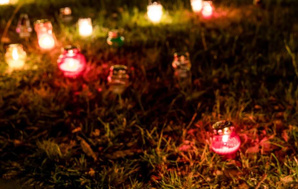 W Otwocku być może znajduje się masowa mogiła żołnierzy AK (na zdjęciu ilustracyjnym znicze) / autor: Fratria