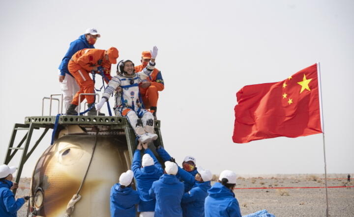 Tajkonauta Wang Yaping opuszcza kapsułę lądownika Shenzhou 13, która zgodnie z planem osiadła w Mongolii / autor: PAP/ EPA/CAI YANG / XINHUA