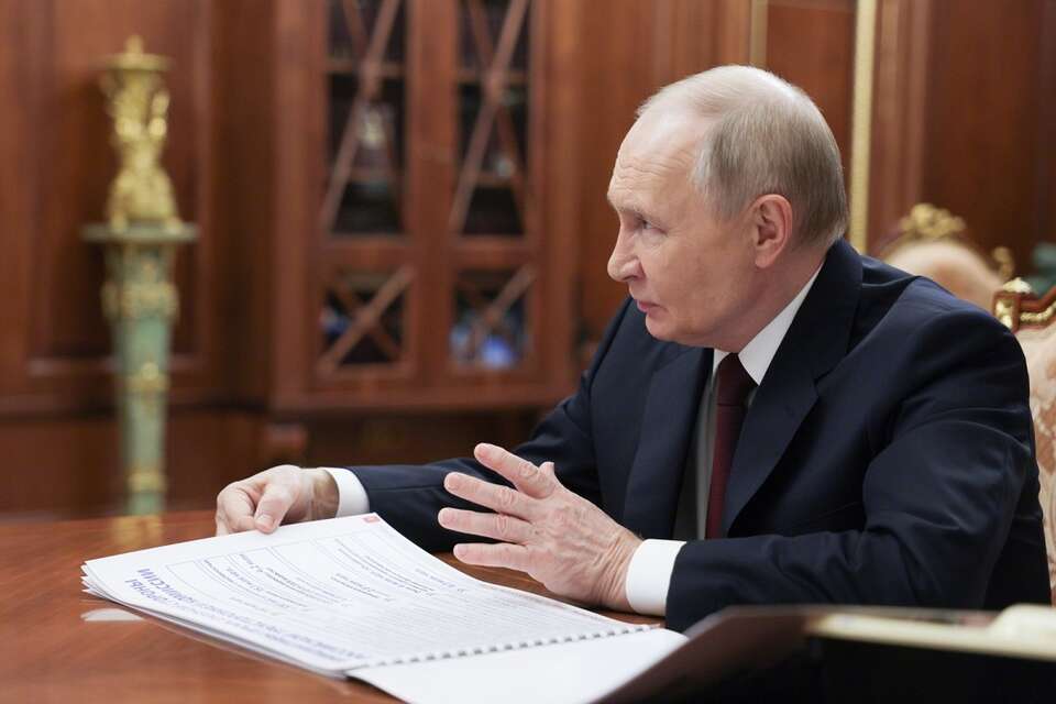 Putin może bowiem zaakceptować porażkę za granicą i wprowadzić terror w kraju, lub może eskalować wojnę - ostrzega brytyjski tygodnik / autor: PAP/EPA/GAVRIIL GRIGOROV/SPUTNIK/KREMLIN POOL