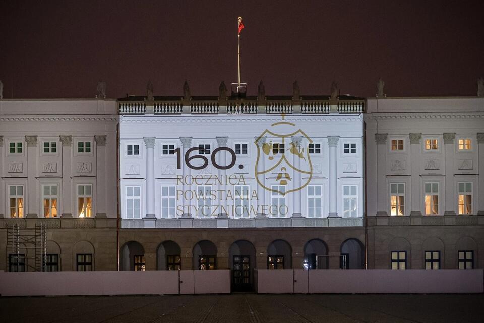 Iluminacja na fasadzie Pałacu Prezydenckiego w Warszawie, w 160. rocznicę wybuchu Powstania Styczniowego / autor: Twitter/PL1918