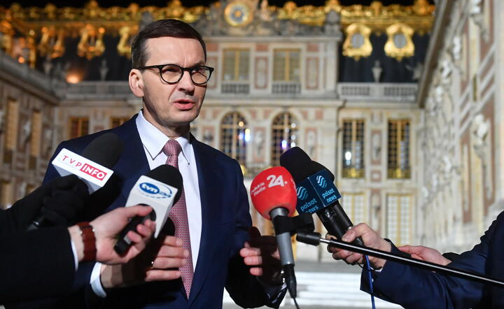 premier Mateusz Morawiecki podczas konferencji prasowej przed Pałacem Wersalskim / autor: fotoserwis PAP