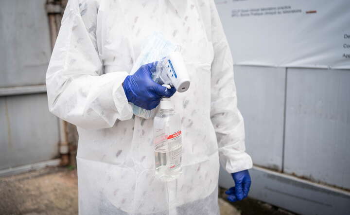Personel medyczny specjalistycznego szpitala w Goma w Demokratycznej Republice Kongo, gdzie trafiają chorzy z wirusem Ebola / autor: PAP/EPA/MARIE JEANNE MUNYERENKANA 