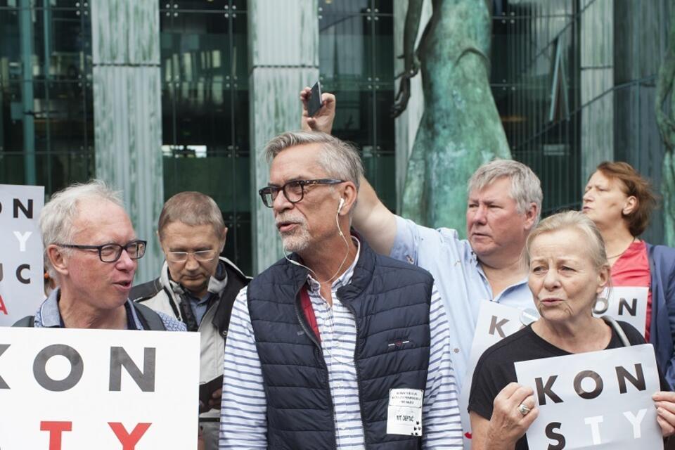 Jacek Żakowski w manifestacji przed SN / autor: Fratria