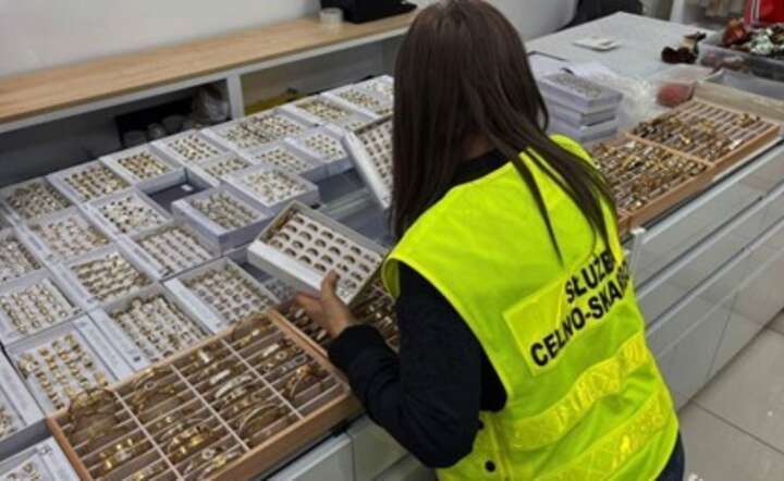 Wśród skonfiskowanych podróbek znajdowała się m.in. biżuteria. / autor: KAS