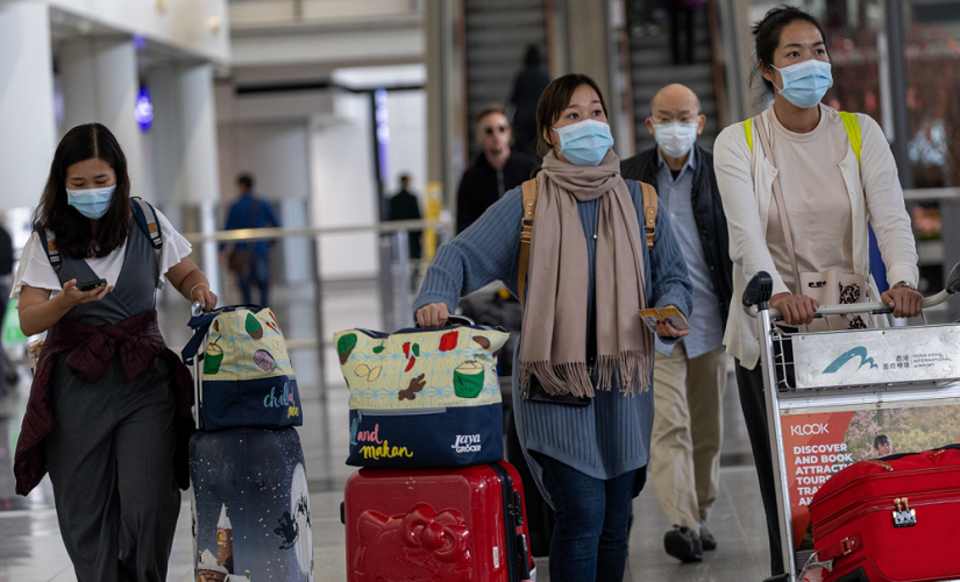Podróżni w maskach na lotnisku w Hongkongu / autor: PAP/EPA