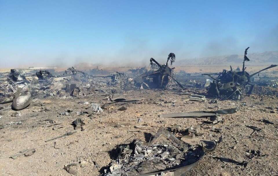 Zdjęcie udostępnione przez oficjalną stronę internetową Korpusu Strażników Rewolucji Islamskiej 5 kwietnia 2026 r. przedstawia rzekomo wrak i szczątki zestrzelonego amerykańskiego samolotu w środkowym Iranie. / autor: MATERIAŁ INFORMACYJNY PAP/EPA/SEPAH