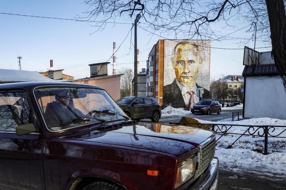 Mural z Putinem w mieście Kaszyra / autor: PAP/EPA