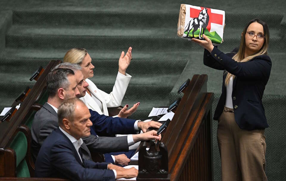 Posłanka Razem Marcelina Zawisza chciał wręczyć premierowi Donaldowi Tuskowi podpisy likwidacji szpitala w Lesku. / autor: PAP/Radek Pietruszka