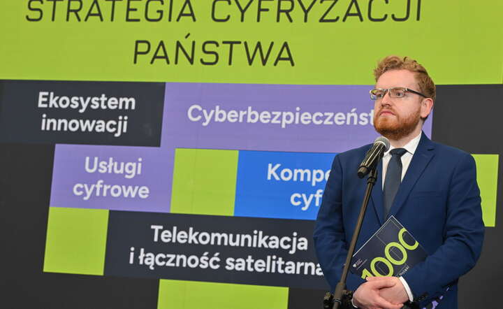 Wiceminister cyfryzacji Dariusz Standerski na konferencji prasowej "1000 dni cyfryzacji Polski" w drugim dniu XXXV Forum Ekonomicznego / autor: PAP/Maciej Kulczyński