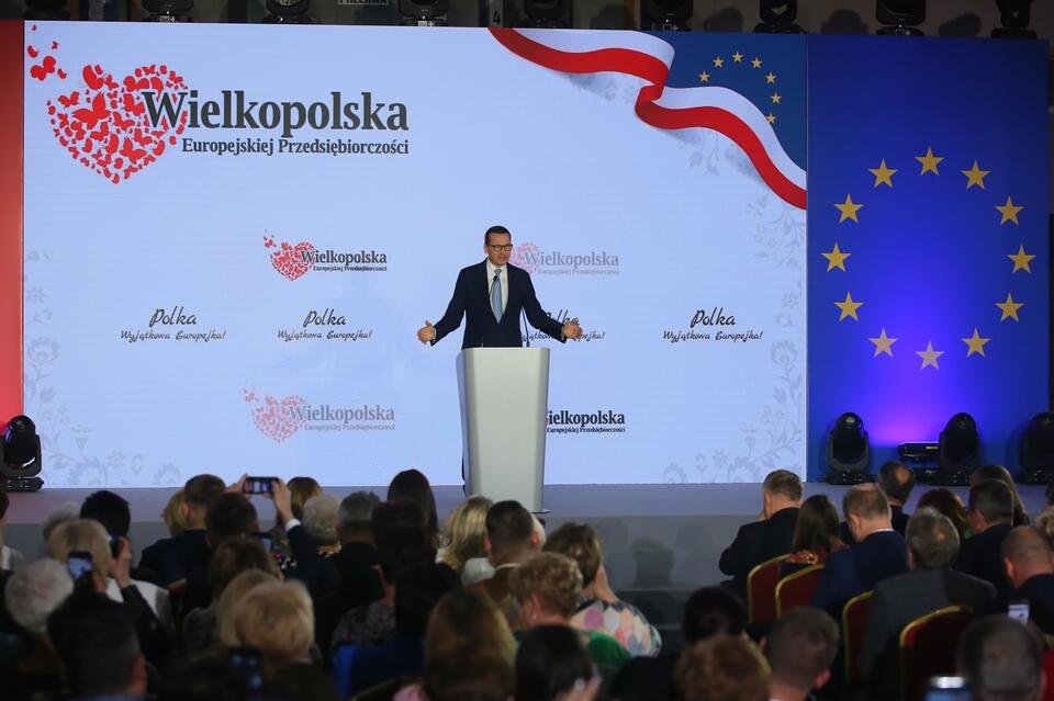 Premier Mateusz Morawiecki podczas kongresu "Wielkopolska Sercem Europejskiej Przedsiębiorczości, Polka - Wyjątkowa Europejka", 19 bm. w Hali Widowiskowo-Sportowej w Kępnie.  / autor: PAP/Tomasz Wojtasik