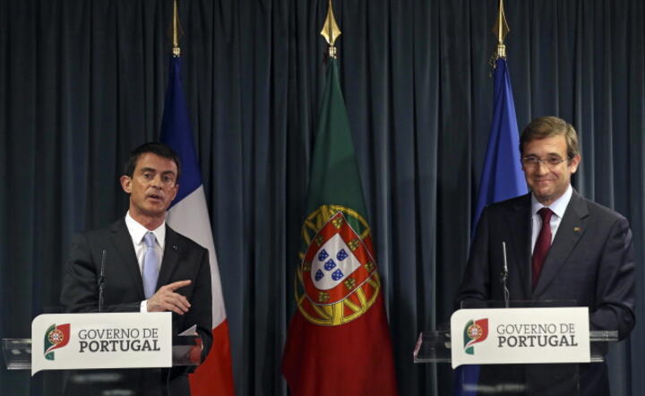 Premier Pedro Passos Coelho (z prawej, na spotkaniu z premierem Francji Manuelem Vallsem) - trwają spory, czy to on jest autorem portugalskiego odrodzenia? Fot. PAP/EPA MARIO CRUZ 