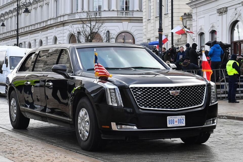 Cadillac One with US President Joe Biden in front of the Presidential Palace in Warsaw  / autor: PAP/Andrzej Lange