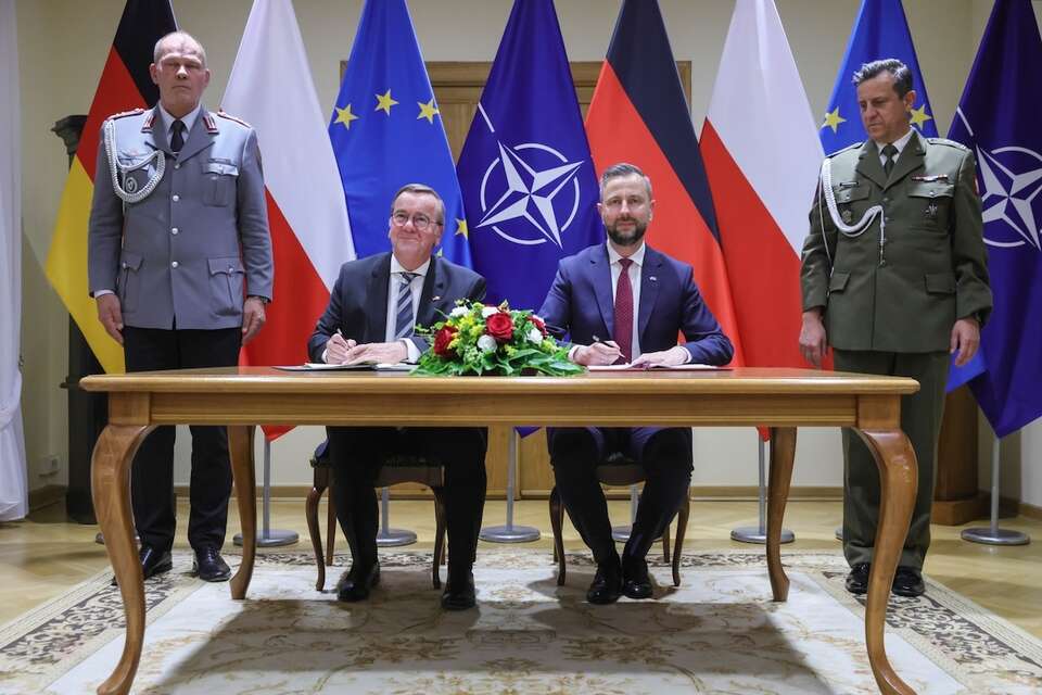  Wicepremier, minister obrony Władysław Kosiniak-Kamysz (P) oraz minister obrony Niemiec Boris Pistorius (2P) podpisali umowę o współpracy w dziedzinie obronności. / autor: PAP/Leszek Szymański