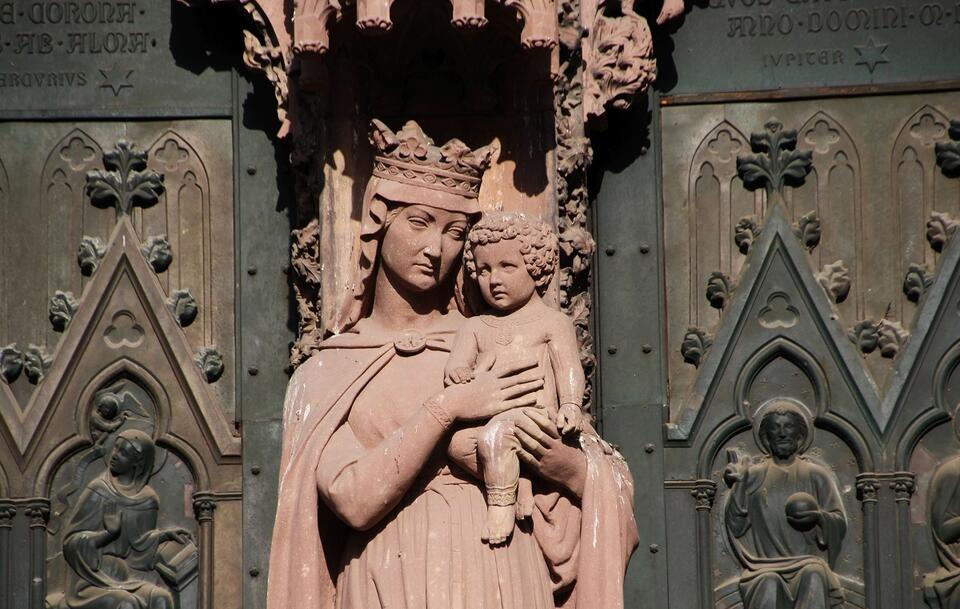 Matka Boża z Dzieciątkiem, detal z katedry Notre Dame w Strasburgu / autor: Fratria