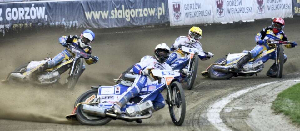 Bartosz Zmarzlik (kask czerwony) i Mateusz Bartkowiak (niebieski) oraz Jarosław Hampel (żółty) i Janusz Kołodziej (biały) / autor: PAP