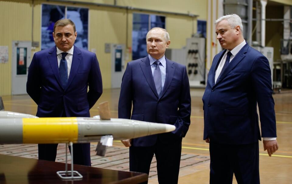 Putin w fabryce zbrojeniowej / autor: PAP/EPA/SPUTNIK/KREMLIN POOL / POOL