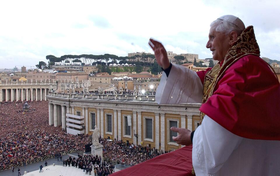 Watykan, 19 kwietnia 2005 roku, nowowybrany papież Benedykt XVI pozdrawia wiernych na pl. Św. Piotra (fot. EPA)