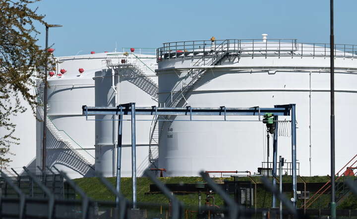 Strategiczna baza paliw niemieckiej firmy Unitank w Raunheim / autor: PAP/EPA/RONALD WITTEK