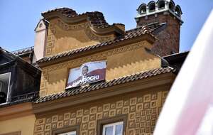 W tle widoczny plakat wyborczy Karola Nawrockiego z czasów kampanii wyborczej (zdj. ilustracyjne) / autor: Fratria