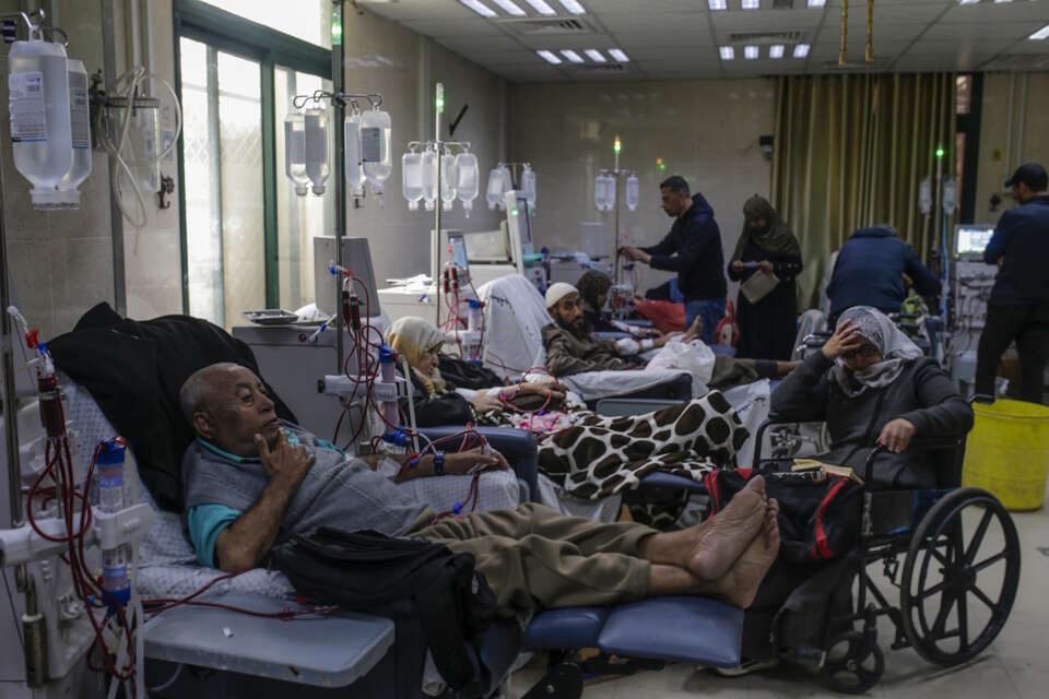 Pacjenci w szpitalu Al-Aksa w Deir Al Balah w Strefie Gazy / autor:  	PAP/EPA/MOHAMMED SABER