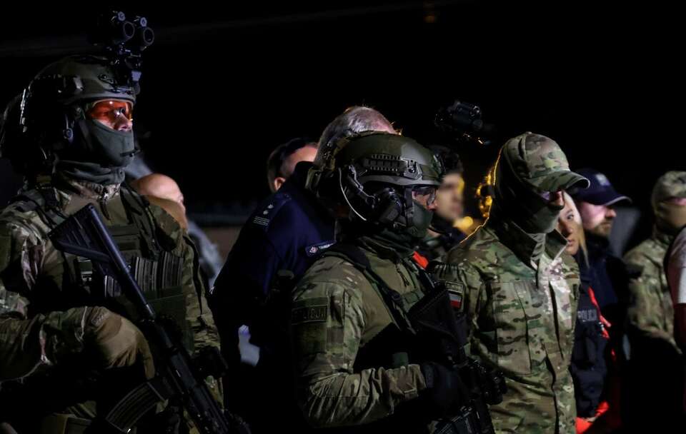 Policjanci znaleźli ciało poszukiwanego 57-latka w Starej Wsi po pięciu dniach / autor: PAP/Grzegorz Momot