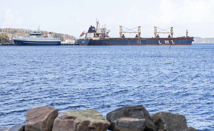 Statek LMZ Pluto rosyjskiej "szarej floty" tankowców zatrzymany przez służby norweskie / autor: PAP/EPA/FREDERIK RINGNES