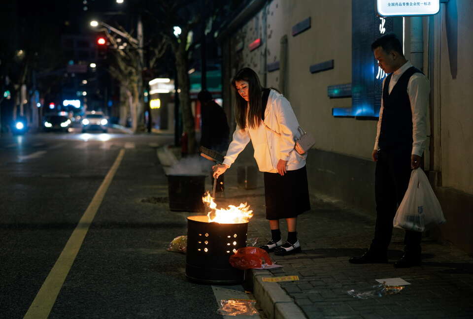 Modlitwa na ulicy za zmarłych z okazji Święta Qingming w Szanghaju / autor: PAP/EPA