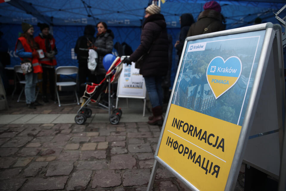 Akcja charytatywna „Pomagamy Ukrainie ze smakiem” na Małym Rynku w Krakowie. / autor: PAP/Łukasz Gągulski