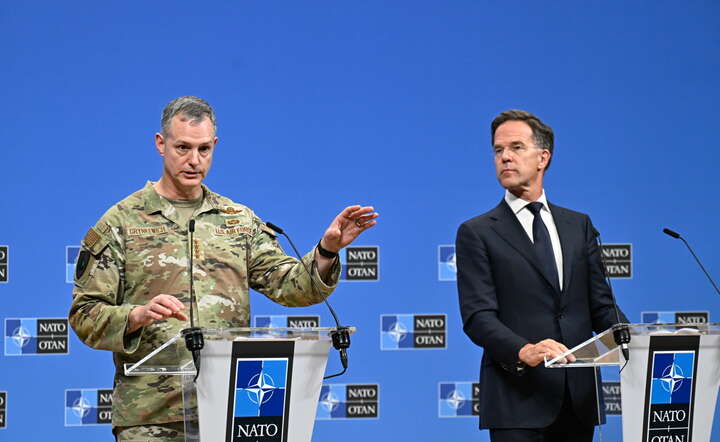 Sekretarz generalny NATO Mark Rutte (P) oraz naczelny dowódca sił sojuszniczych w Europie (SACEUR) gen. Alexus Grynkewich (L) podczas konferencji prasowej w Kwaterze Głównej NATO  / autor: PAP/Wiktor Dąbkowski