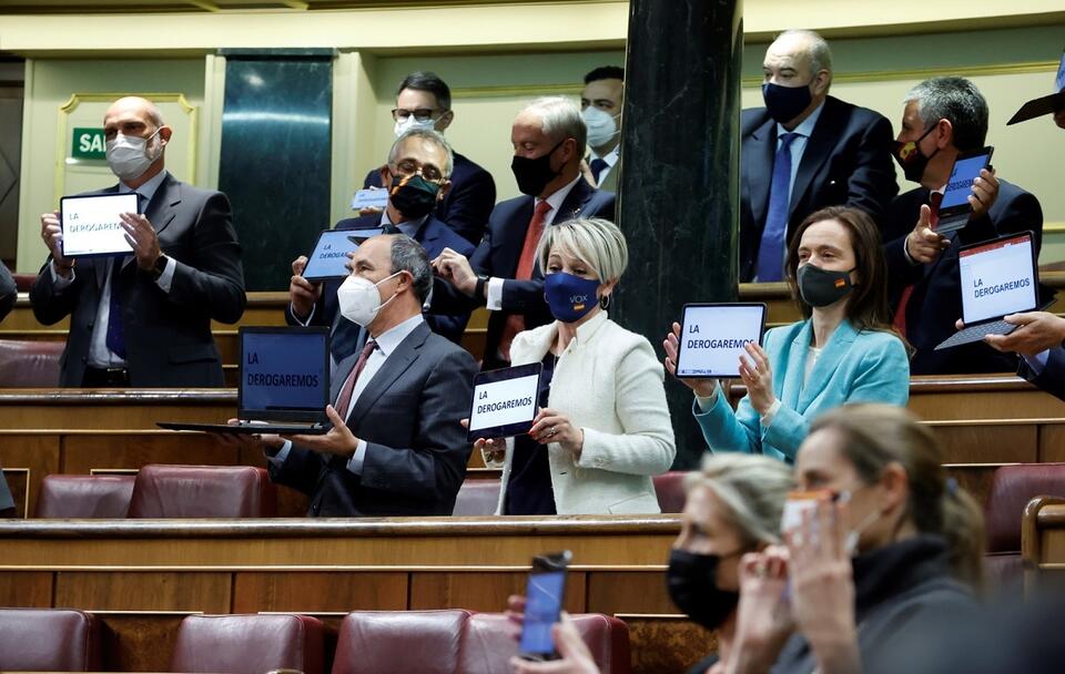 Głosowanie nad legalizacją eutanazji w Hiszpanii. Protest parlamentarzystów z partii VOX / autor: PAP/EPA