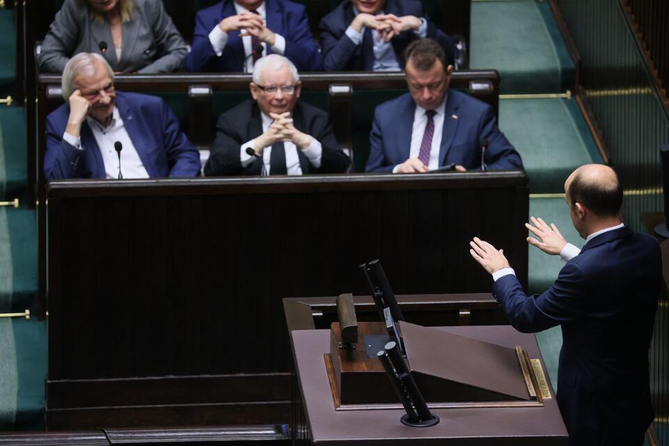   Warszawa, 14.12.2022. Wicepremier, minister obrony narodowej Mariusz Błaszczak (2P), prezes PiS Jarosław Kaczyński (2L), wicemarszałek Sejmu Ryszard Terlecki (L) i poseł KO Borys Budka (P) na sali obrad Sejmu w Warszawie, 14 bm.  / autor: PAP/Leszek Szymański