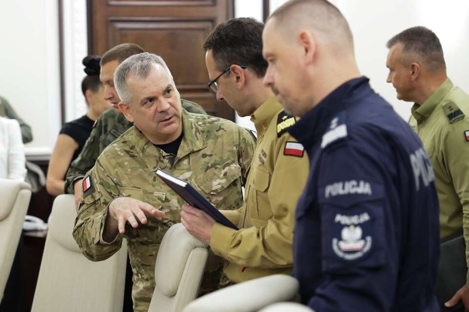 Szef Sztabu Generalnego WP gen. Wiesław Kukuła (L) na nadzwyczajnym posiedzeniu rządu w KPRM w Warszawie. / autor: PAP/Szymon Pulcyn