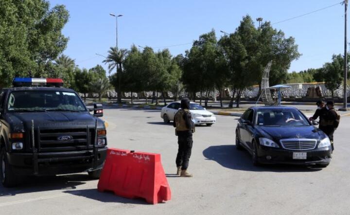 Władze Iraku nałożyły godzinę policyjną w stolicy Bagdadu i całym kraju, aby zapobiegać rozprzestrzenianiu się koronawirusa. Irakijscy żołnierze w mieście Karbala w południowym Iraku.  / autor:  PAP / EPA / FURQAN AL-AARAJI