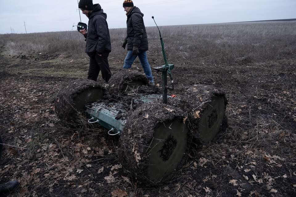 Ukraińska armia ćwiczy z dronami naziemnymi w Charkowie / autor: PAP/EPA