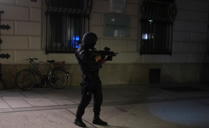 Austriackie policyjne siły specjalne przed Ministerstwem Spraw Wewnętrznych po ataku terrorystycznym w Wiedniu, Austria, 3.11 / autor: PAP/EPA/CHRISTIAN BRUNA