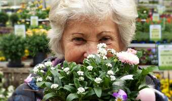 Emeryci pracują dłużej, stąd mają mniej długów