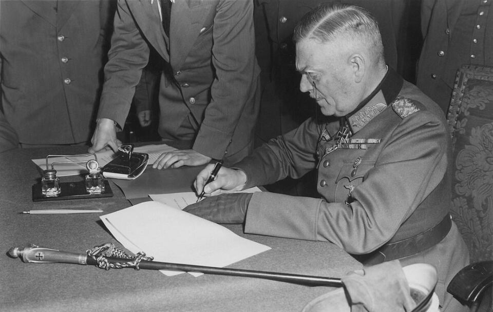 Feldmarszałek Wilhelm Keitel podpisujący akt kapitulacji III Rzeszy / autor: commons.wikimedia.org (domena publiczna)