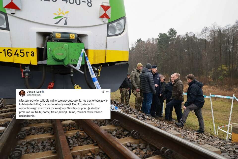 Donald Tusk przy zniszczonym fragmencie torowiska na trasie Dęblin-Warszawa w okolicy miejscowości Mika / autor: PAP/KPRM, X/Donald Tusk