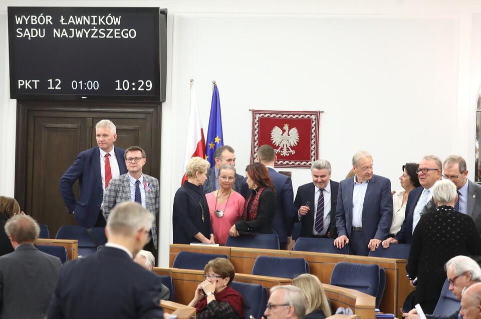Senatorowie podczas głosowania w sprawie wyboru ławników SN drugiej kadencji / autor: PAP/Tomasz Gzell