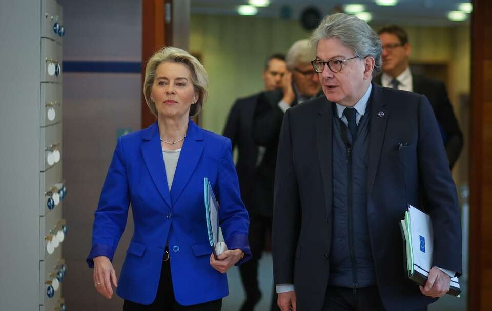 Ursula von der Leyen i Thierry Breton / autor: PAP/EPA/OLIVIER HOSLET