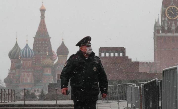 Policjant w masce na Placu Czerwonym przed Kremlem w Moskwie, Rosja, 22 kwietnia 2020 r. / autor: PAP/EPA/YURI KOCHETKOV
