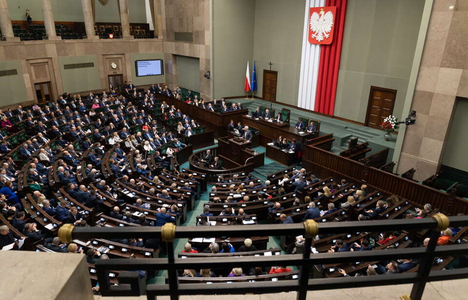 SONDAŻ. KO przed PiS. Partia Brauna blisko Konfederacji