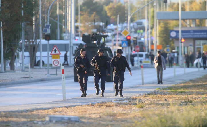 Policjanci tureccy patrolują okolice zakładu TUSAS  / autor: PAP/EPA/NECATI SAVAS