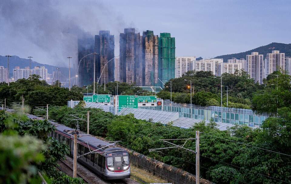 Rośnie bilans ofiar śmiertelnych pożaru w Hongkongu / autor: PAP/EPA/LEUNG MAN HEI