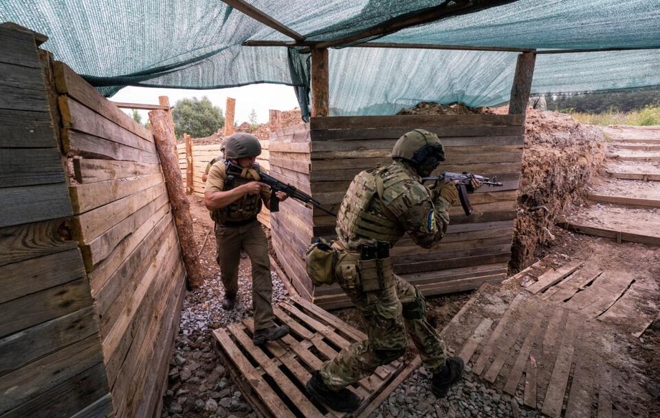 Ukraińscy żołnierze w okolicach Charkowa  / autor: PAP/Mykola Kalyeniak
