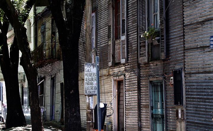 Ta uboga dzielnica Buenos Aires i tak może uchodzić za luksusową okolicę w stosunku do szałasów "villas miseria", dzielnic nędzy / autor: Pixabay