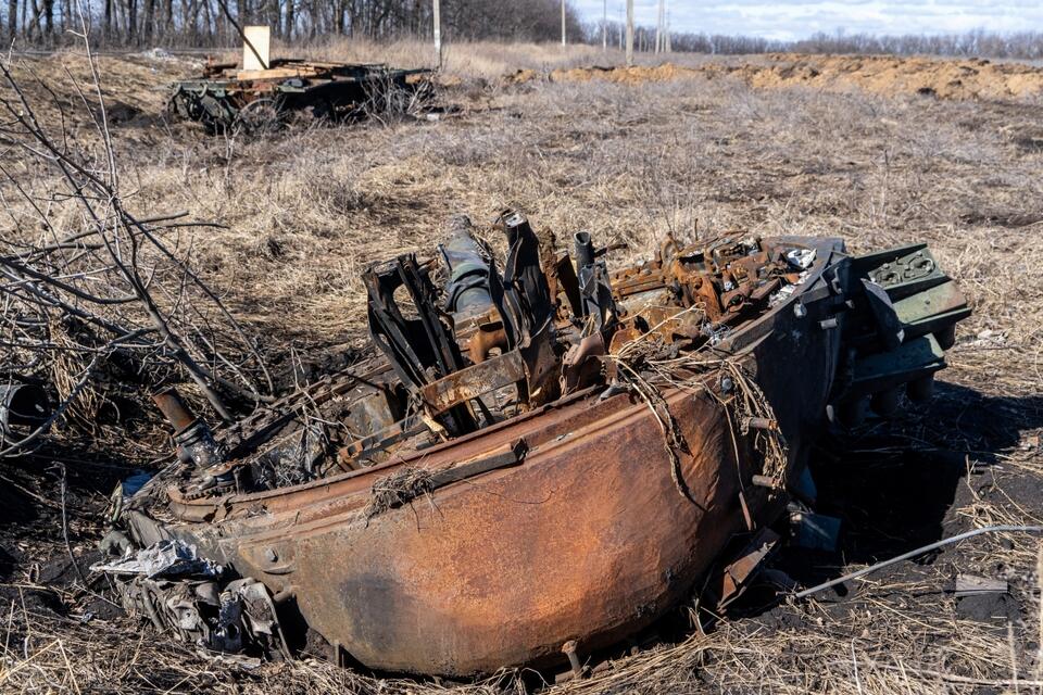 Zniszczony czołg w mieście Izium w obwodzie charkowskim, 5 bm. Trwa inwazja Rosji na Ukrainę. / autor: PAP/Mykola Kalyeniak